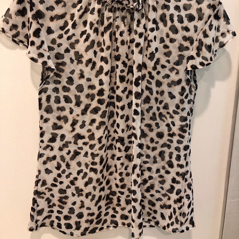 Express ruffle mock neck top in animal print - Picture 7 of 7